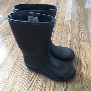 Rain boots size 5 (big boy)